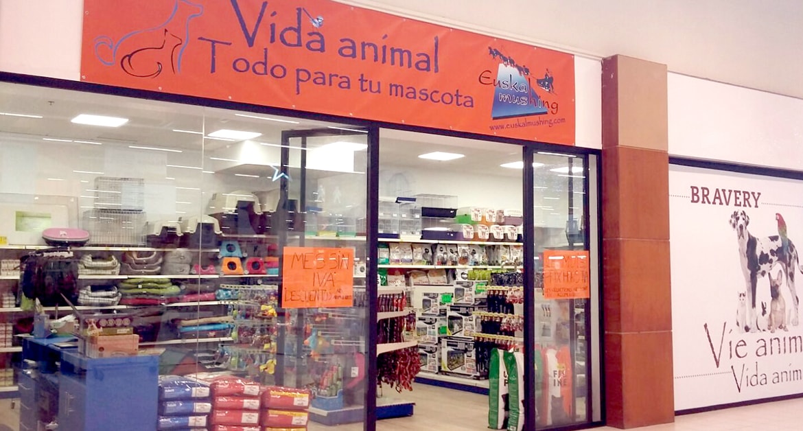 Euskal Mushing Vida Animal abre su tienda en el Parque Comercial Txingudi